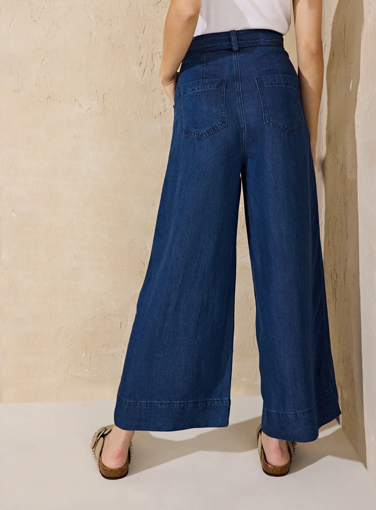 EVERBELLE Dark Washed Denim Cropped Jeans 16 - Image 4 thumbnail